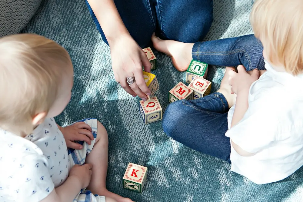 kids and mom playing with blocks